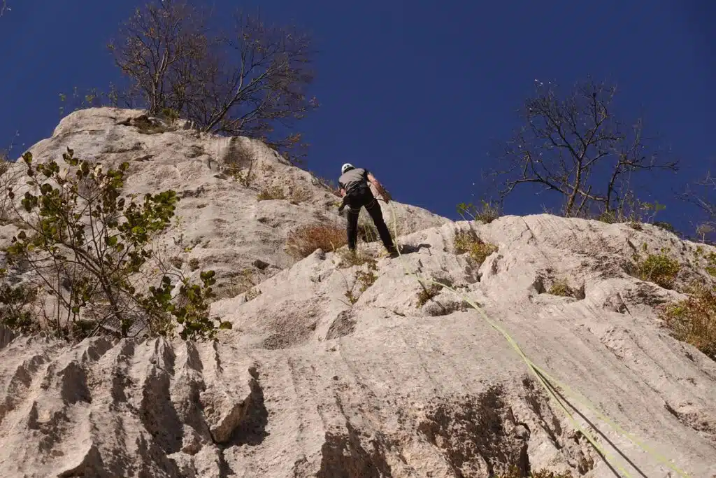 Initiation au rappel sur corde - escalade grande voie