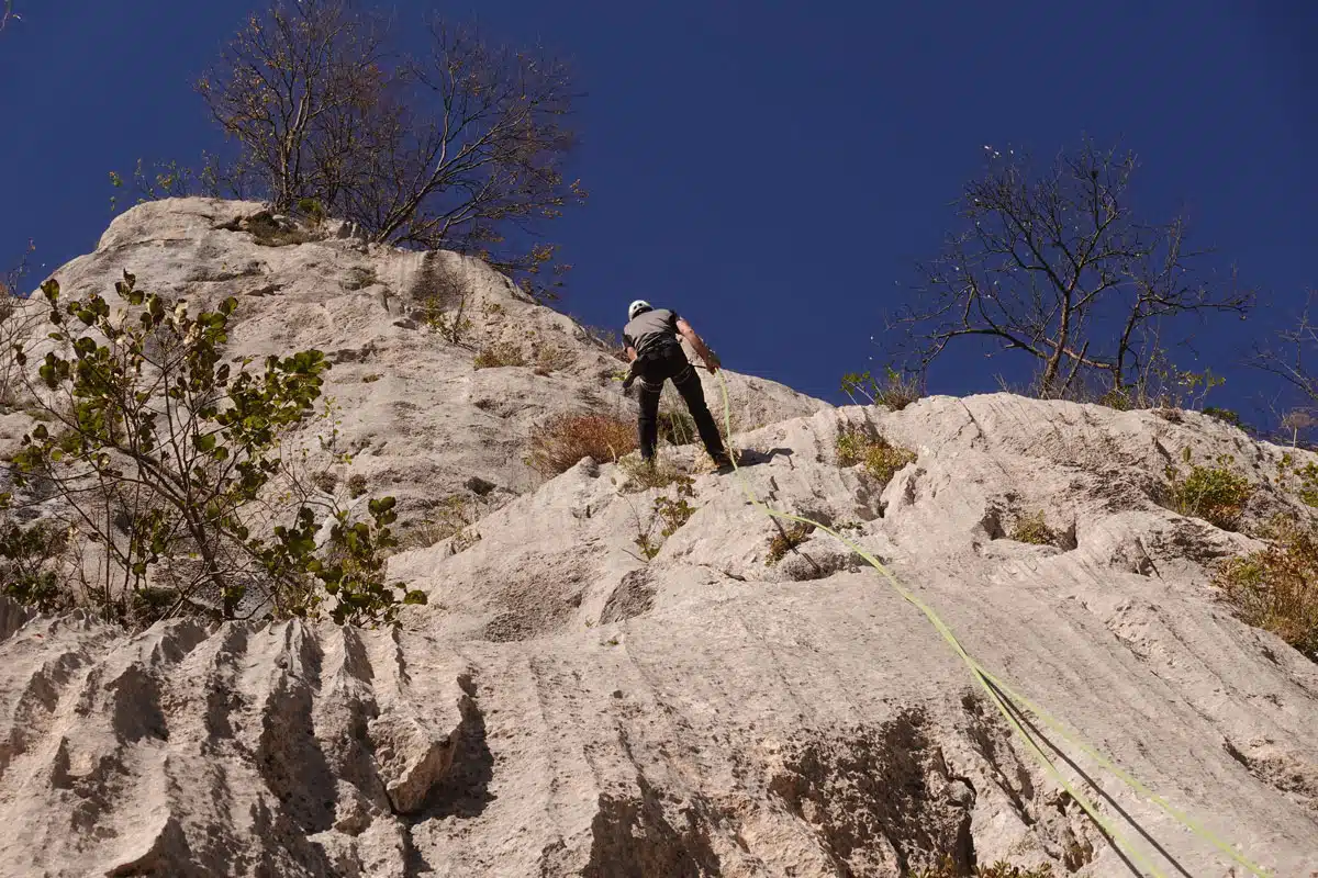 Initiation au rappel sur corde - escalade grande voie