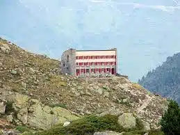 Refuge de La Glère situé au pied du Néouvielle