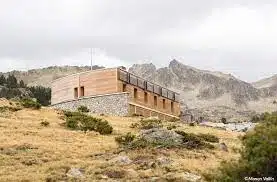 Vue sur le nouveau refuge de Aygues-Cluses- Massif du Néouvielle
